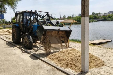 На городском пляже в Сальске заканчивается подготовка к открытию купального сезона