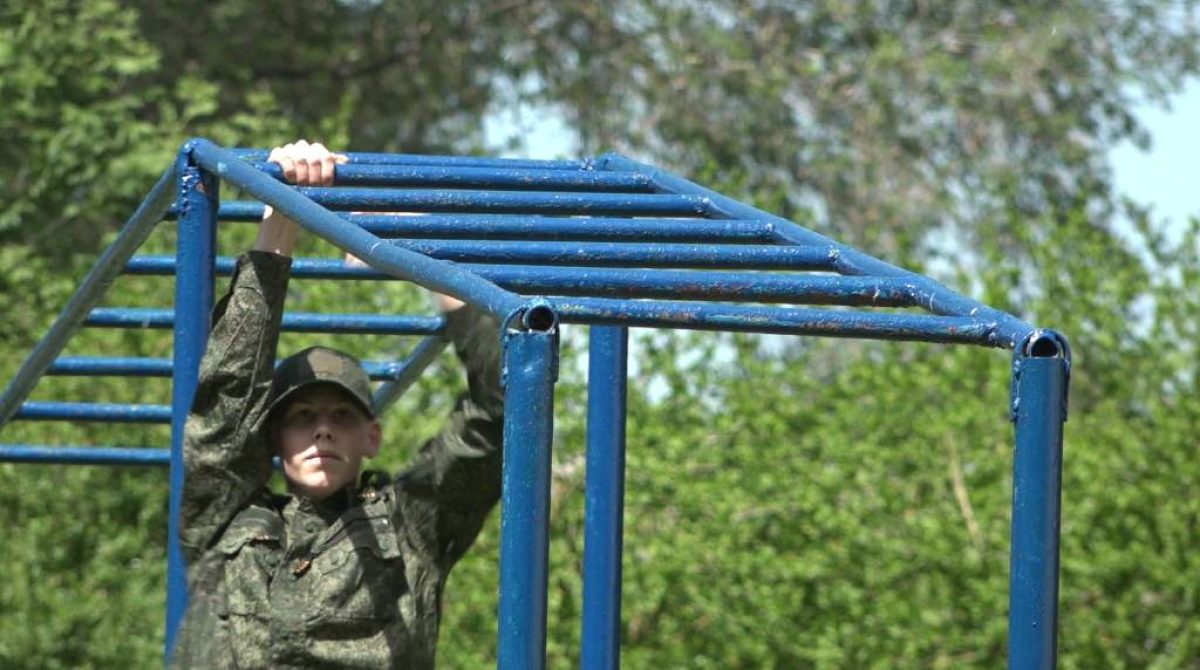 И на плацу, и на перекладине: студенты агроколледжа проходят военно-учебные сборы
