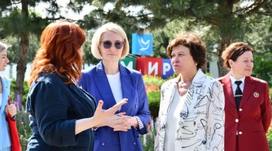Виктория Абрамченко проверила работу детского лагеря «Мир» в Неклиновском районе